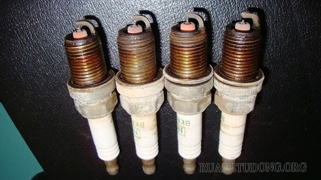 Bugi hỏng là nguyên nhân hàng đầu khiến xe máy hụt hơi bugi-hong