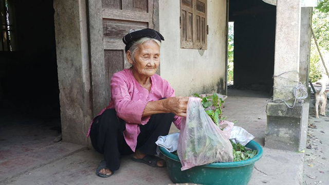 Cụ Đỗ Thị Mơ hàng ngày vẫn đạp xe đi chợ bán rau dù đã 84 tuổi