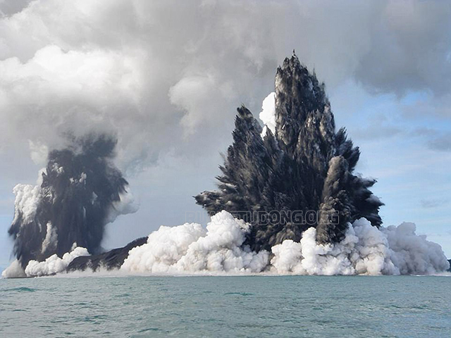 Núi lửa phun trào dưới biển