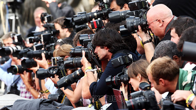 Paparazzi là thuật ngữ dùng để chỉ người chuyên “săn ảnh” các nhân vật nổi tiếng