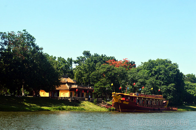 Bến tàu Phu Văn Lâu xứ Huế